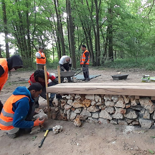 Initiatives77 - Création d'un banc en bois et en pierres