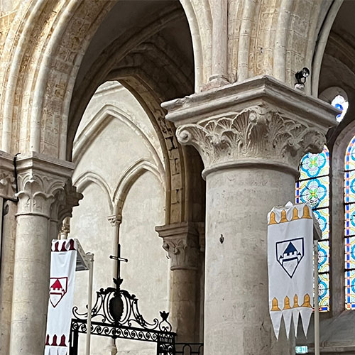 Initiatives77 - Étendards exposés au sein de l’église Saint-Quiriace