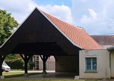 Après : le toit de la halle du Plessis-Feu-Aussoux est finalisé