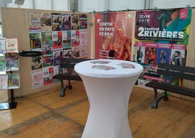 Installation du mobilier comme les bancs