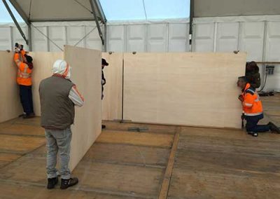 Appui dans le montage de l'ensemble des cloisons en bois