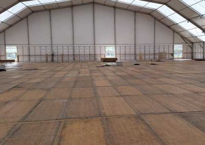 Salle avant le montage des stands