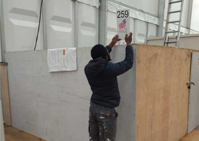 Installation de la signalisation des stands